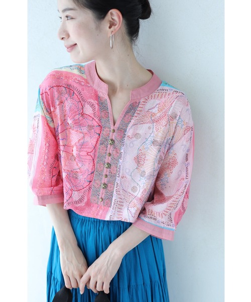 cawaii(カワイイ)の「ビジューがキラキラ輝くエスニック調シアーブラウストップス(シャツ/ブラウス・レディース・ピンク・FREE)」の2枚目の写真