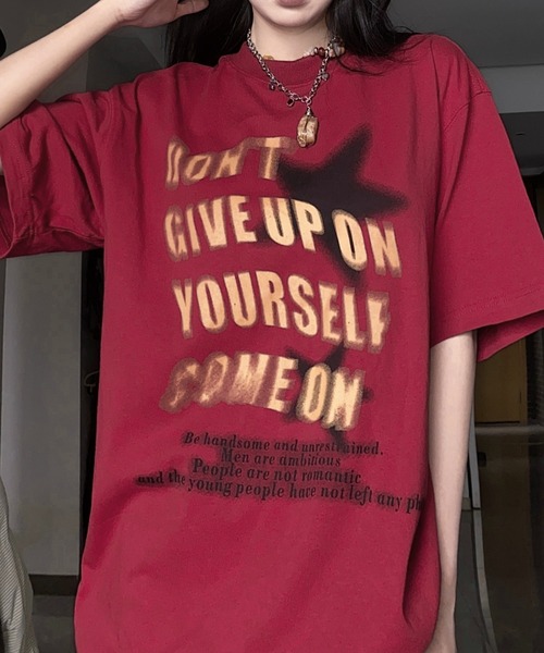 Achic(アシック)の「レトロ英文字ロゴプリント 綿100%半袖Tシャツ オーバーサイズ(Tシャツ/カットソー・レディース・ホワイト/レッド・M)」の2枚目の写真