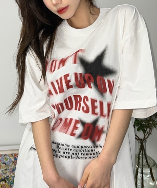 Achic(アシック)の「レトロ英文字ロゴプリント 綿100%半袖Tシャツ オーバーサイズ(Tシャツ/カットソー・レディース・ホワイト/レッド・M)」の3枚目の写真
