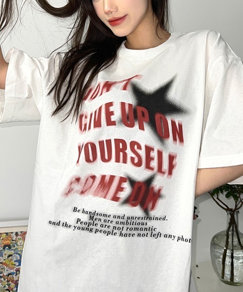 Achic(アシック)の「レトロ英文字ロゴプリント 綿100%半袖Tシャツ オーバーサイズ(Tシャツ/カットソー・レディース・ホワイト/レッド・M)」の4枚目の写真