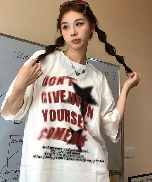 Achic(アシック)の「レトロ英文字ロゴプリント 綿100%半袖Tシャツ オーバーサイズ(Tシャツ/カットソー・レディース・ホワイト/レッド・M)」の8枚目の写真