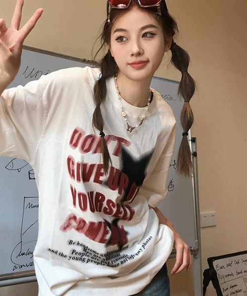 Achic(アシック)の「レトロ英文字ロゴプリント 綿100%半袖Tシャツ オーバーサイズ(Tシャツ/カットソー・レディース・ホワイト/レッド・M)」の9枚目の写真