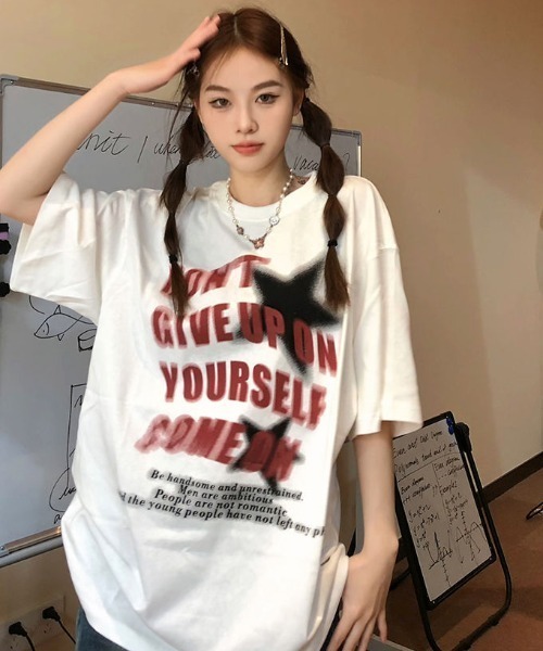 Achic(アシック)の「レトロ英文字ロゴプリント 綿100%半袖Tシャツ オーバーサイズ(Tシャツ/カットソー・レディース・ホワイト/レッド・M)」の10枚目の写真