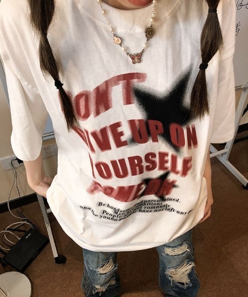 Achic(アシック)の「レトロ英文字ロゴプリント 綿100%半袖Tシャツ オーバーサイズ(Tシャツ/カットソー・レディース・ホワイト/レッド・M)」の11枚目の写真