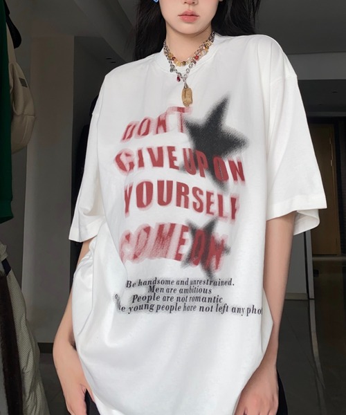 Achic(アシック)の「レトロ英文字ロゴプリント 綿100%半袖Tシャツ オーバーサイズ(Tシャツ/カットソー・レディース・ホワイト/レッド・M)」の6枚目の写真