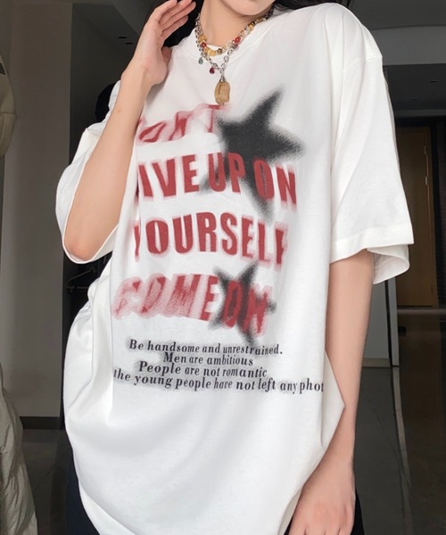 Achic(アシック)の「レトロ英文字ロゴプリント 綿100%半袖Tシャツ オーバーサイズ(Tシャツ/カットソー・レディース・ホワイト/レッド・M)」の7枚目の写真