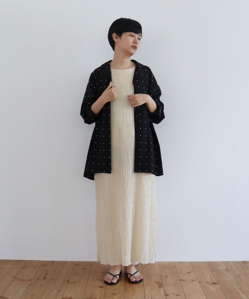 yuni（ユニ ）の「キュプラ ナイロン シャーリングワンピース