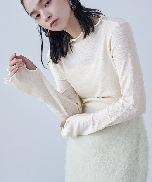 Fashion Letter(ファッションレター)の「指穴付き プチハイネック 長袖カットソー(Tシャツ/カットソー・レディース・グレイッシュベージュ/アイボリー/ブルー/ブラック・M)」の5枚目の写真