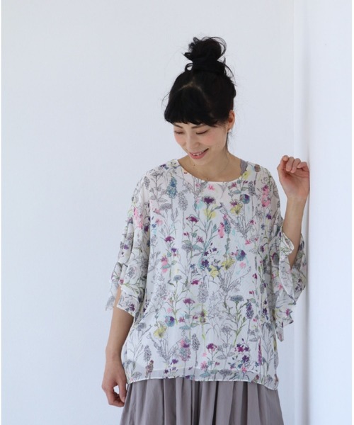 sanpo kuschel(サンポクシェル)の「フレア袖と花の塗り絵トップス(Tシャツ/カットソー・レディース・ホワイト・FREE)」の2枚目の写真