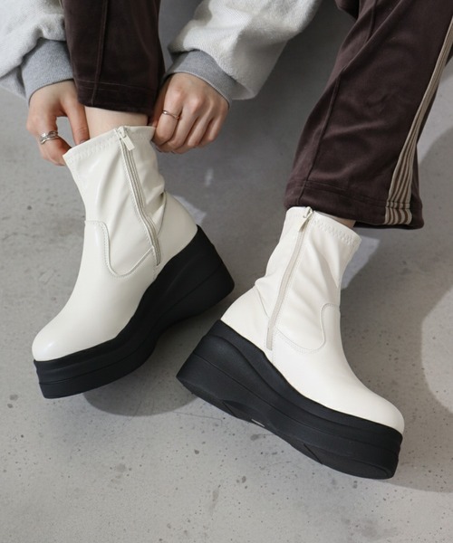 LOVEHUNTER(ラブハンター)の「LOVEHUNTER 厚底 ブーツ(ブーツ・レディース・アイボリー系2/アイボリー系1/ブラック系2/ブラック系1/ブラック/アイボリー・43/LL/S/42/41/L/40/SS/M/44)」の6枚目の写真