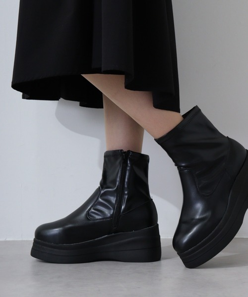 LOVEHUNTER(ラブハンター)の「LOVEHUNTER 厚底 ブーツ(ブーツ・レディース・アイボリー系2/アイボリー系1/ブラック系2/ブラック系1/ブラック/アイボリー・43/LL/S/42/41/L/40/SS/M/44)」の11枚目の写真