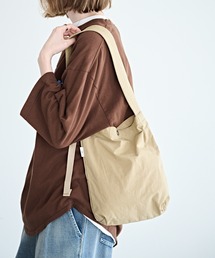 サコッシュ」に該当するバッグ（ベージュ系・A4サイズ収納可