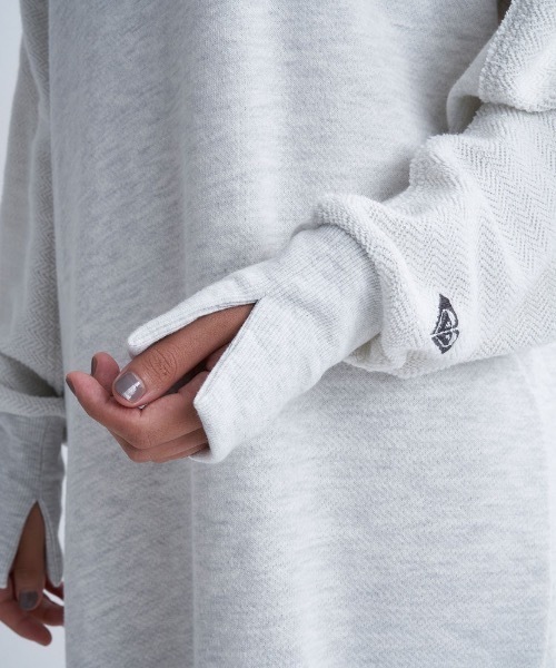 ROXY（ロキシー）の「HUGGABLE/ロキシーヘリンボーン裏毛リラクシングシルエットロングスウェットワンピース（ワンピース・レディース・ブラック系その他/グレー/ブラック・SMALL/LARGE/MEDIUM）」の13枚目の写真