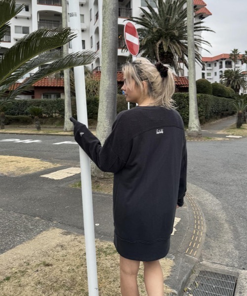 ROXY（ロキシー）の「HUGGABLE/ロキシーヘリンボーン裏毛リラクシングシルエットロングスウェットワンピース（ワンピース・レディース・ブラック系その他/グレー/ブラック・SMALL/LARGE/MEDIUM）」の22枚目の写真