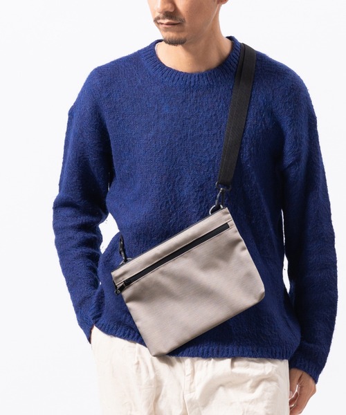 MURA(ムラ)の「R-PET(リサイクルポリエステル) 撥水 抗菌 サステナブル サコッシュ(ショルダーバッグ・メンズ・ブラック/グレー/サンドグレー・FREE)」の3枚目の写真