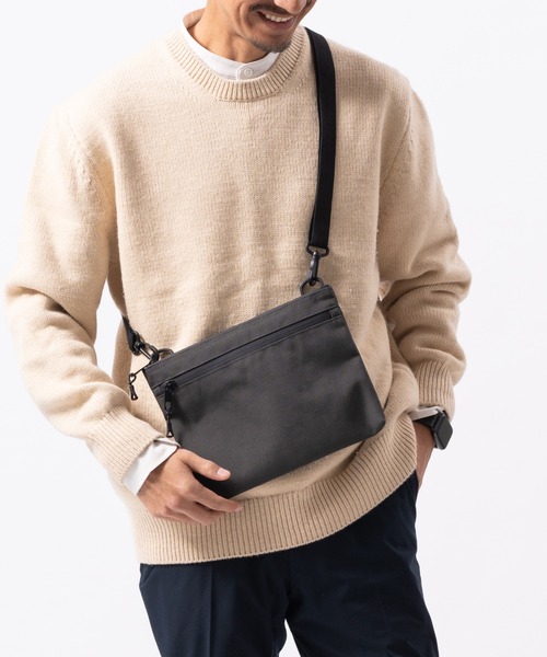 MURA(ムラ)の「R-PET(リサイクルポリエステル) 撥水 抗菌 サステナブル サコッシュ(ショルダーバッグ・メンズ・ブラック/グレー/サンドグレー・FREE)」の2枚目の写真