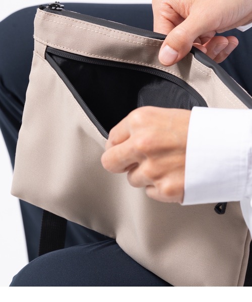 MURA(ムラ)の「R-PET(リサイクルポリエステル) 撥水 抗菌 サステナブル サコッシュ(ショルダーバッグ・メンズ・ブラック/グレー/サンドグレー・FREE)」の16枚目の写真