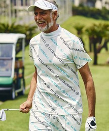 LUXEAKMPLUS(リュクスエイケイエムプラス)ゴルフ 総柄ロゴ半袖モックネックTシャツ