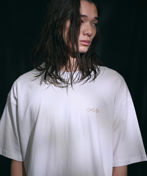 THEOREM(セオレム)の「mt8984- One Point Logo Embroidered Tee Tシャツ(Tシャツ/カットソー・メンズ・ホワイト×ブラック/ホワイト×グレー/ホワイト系その他/ホワイト系その他2・S/M/L/XL/XS/XXL)」の4枚目の写真