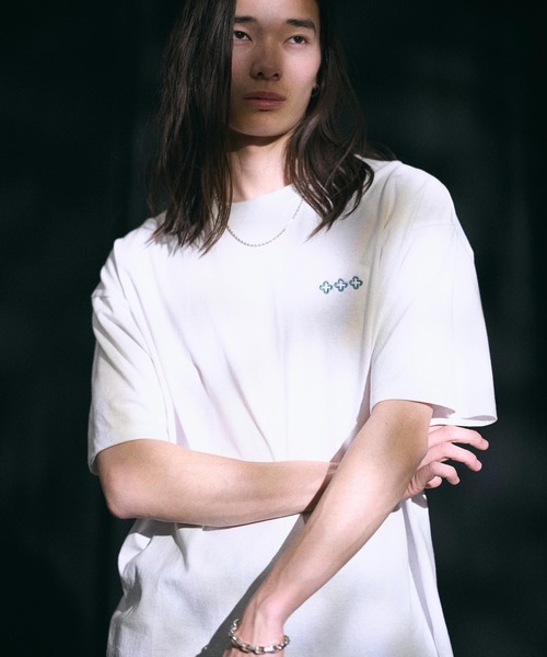 THEOREM(セオレム)の「mt8984- One Point Logo Embroidered Tee Tシャツ(Tシャツ/カットソー・メンズ・ホワイト×ブラック/ホワイト×グレー/ホワイト系その他/ホワイト系その他2・S/M/L/XL/XS/XXL)」の21枚目の写真