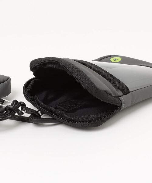 MARMOT（マーモット）の「Marmot/マーモット　マーモットマウンテンワークス ポータブル ショルダーポーチ　Marmot Mountain Works Portable Shoulder Pouch（ショルダーバッグ・メンズ・ブラック/オリーブ/グレー・FREE）」の6枚目の写真