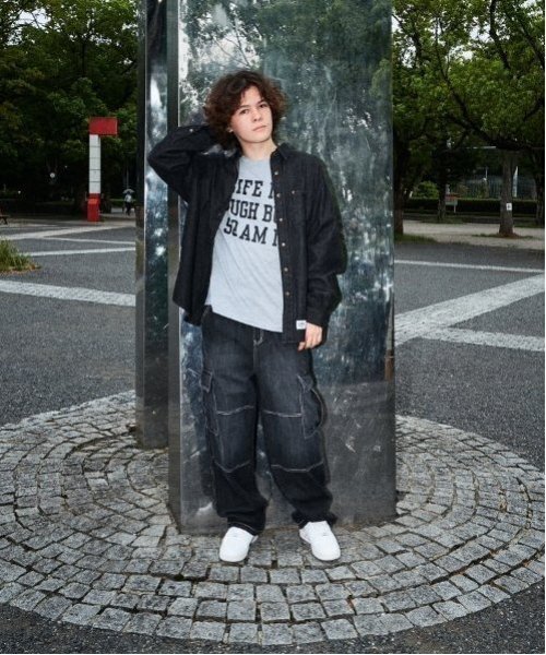 GLAZOS（グラソス）の「【大人向けサイズあり】【プチプラ】フロントメッセージロゴ長袖Tシャツ（Tシャツ/カットソー・キッズ・ブラック/グレー/オレンジ/ベージュ/インディゴブルー/ホワイト・140cm/150cm/160cm/170cm）」の14枚目の写真