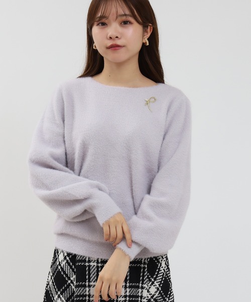 ASTORIA ODIER(アストリアオディール)の「ラメフェザーブローチ付ボートネックニット(ニット/セーター・レディース・ラベンダー/チャコールグレー/アイボリー/グレイッシュベージュ・MEDIUM)」の4枚目の写真