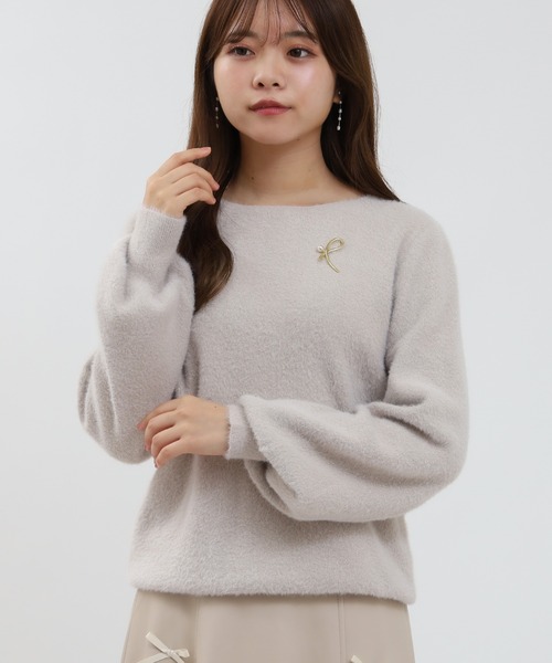 ASTORIA ODIER(アストリアオディール)の「ラメフェザーブローチ付ボートネックニット(ニット/セーター・レディース・ラベンダー/チャコールグレー/アイボリー/グレイッシュベージュ・MEDIUM)」の3枚目の写真