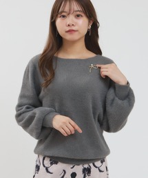 ラメフェザーブローチ付ボートネックニット