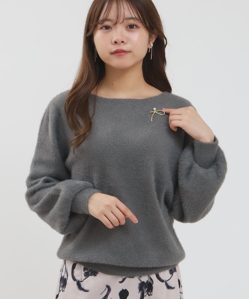 ASTORIA ODIER(アストリアオディール)の「ラメフェザーブローチ付ボートネックニット(ニット/セーター・レディース・ラベンダー/チャコールグレー/アイボリー/グレイッシュベージュ・MEDIUM)」の2枚目の写真