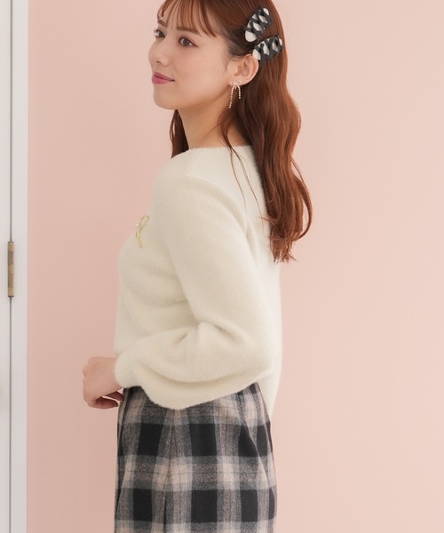 ASTORIA ODIER(アストリアオディール)の「ラメフェザーブローチ付ボートネックニット(ニット/セーター・レディース・ラベンダー/チャコールグレー/アイボリー/グレイッシュベージュ・MEDIUM)」の6枚目の写真