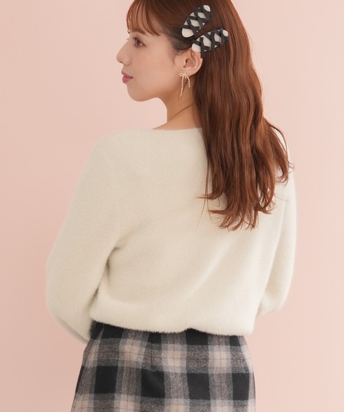ASTORIA ODIER(アストリアオディール)の「ラメフェザーブローチ付ボートネックニット(ニット/セーター・レディース・ラベンダー/チャコールグレー/アイボリー/グレイッシュベージュ・MEDIUM)」の7枚目の写真