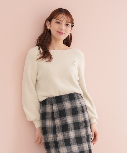 ASTORIA ODIER(アストリアオディール)の「ラメフェザーブローチ付ボートネックニット(ニット/セーター・レディース・ラベンダー/チャコールグレー/アイボリー/グレイッシュベージュ・MEDIUM)」の5枚目の写真