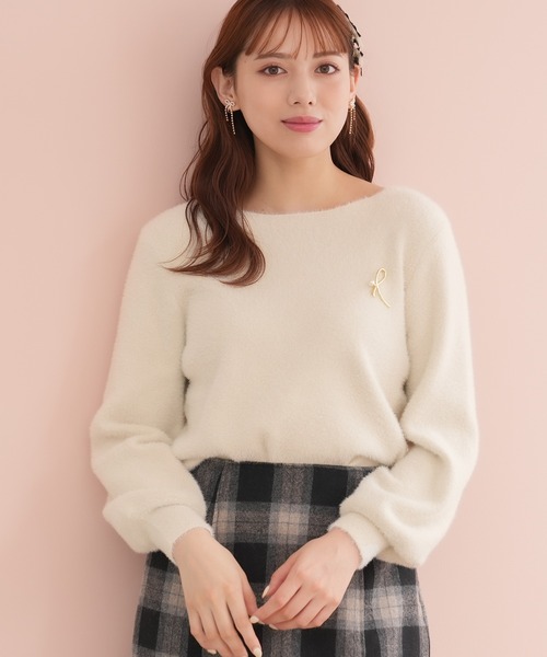 ASTORIA ODIER(アストリアオディール)の「ラメフェザーブローチ付ボートネックニット(ニット/セーター・レディース・ラベンダー/チャコールグレー/アイボリー/グレイッシュベージュ・MEDIUM)」の8枚目の写真