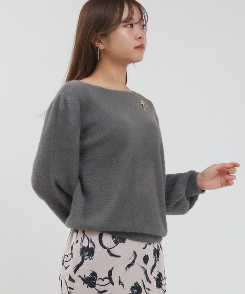 ASTORIA ODIER(アストリアオディール)の「ラメフェザーブローチ付ボートネックニット(ニット/セーター・レディース・ラベンダー/チャコールグレー/アイボリー/グレイッシュベージュ・MEDIUM)」の11枚目の写真