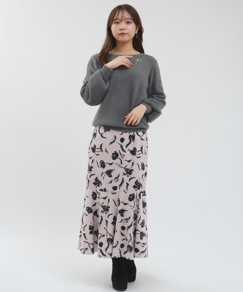 ASTORIA ODIER(アストリアオディール)の「ラメフェザーブローチ付ボートネックニット(ニット/セーター・レディース・ラベンダー/チャコールグレー/アイボリー/グレイッシュベージュ・MEDIUM)」の14枚目の写真