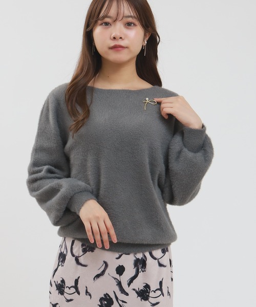 ASTORIA ODIER(アストリアオディール)の「ラメフェザーブローチ付ボートネックニット(ニット/セーター・レディース・ラベンダー/チャコールグレー/アイボリー/グレイッシュベージュ・MEDIUM)」の10枚目の写真