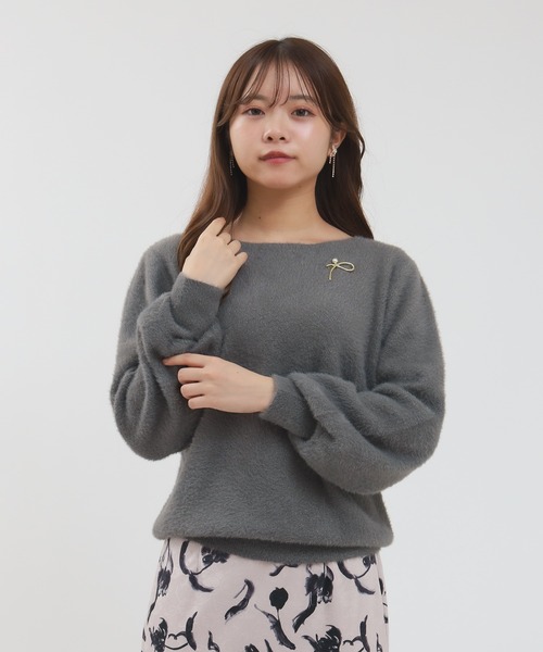 ASTORIA ODIER(アストリアオディール)の「ラメフェザーブローチ付ボートネックニット(ニット/セーター・レディース・ラベンダー/チャコールグレー/アイボリー/グレイッシュベージュ・MEDIUM)」の13枚目の写真