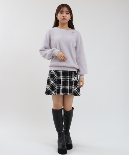 ASTORIA ODIER(アストリアオディール)の「ラメフェザーブローチ付ボートネックニット(ニット/セーター・レディース・ラベンダー/チャコールグレー/アイボリー/グレイッシュベージュ・MEDIUM)」の19枚目の写真