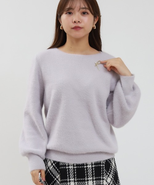 ASTORIA ODIER(アストリアオディール)の「ラメフェザーブローチ付ボートネックニット(ニット/セーター・レディース・ラベンダー/チャコールグレー/アイボリー/グレイッシュベージュ・MEDIUM)」の15枚目の写真