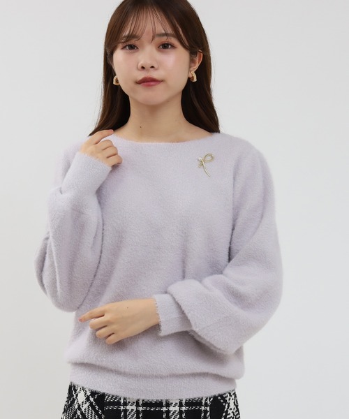 ASTORIA ODIER(アストリアオディール)の「ラメフェザーブローチ付ボートネックニット(ニット/セーター・レディース・ラベンダー/チャコールグレー/アイボリー/グレイッシュベージュ・MEDIUM)」の18枚目の写真