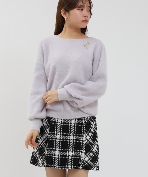 ASTORIA ODIER(アストリアオディール)の「ラメフェザーブローチ付ボートネックニット(ニット/セーター・レディース・ラベンダー/チャコールグレー/アイボリー/グレイッシュベージュ・MEDIUM)」の17枚目の写真