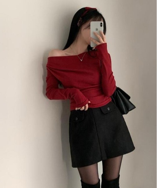 Silly（シリー）の「【韓国ファッション◎】オフショルダースリムニット（ニット/セーター・レディース・グレー/アイボリー/ブラック/レッド・FREE）」の4枚目の写真