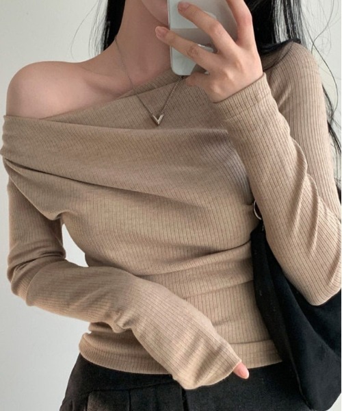 Silly（シリー）の「【韓国ファッション◎】オフショルダースリムニット（ニット/セーター・レディース・グレー/アイボリー/ブラック/レッド・FREE）」の2枚目の写真