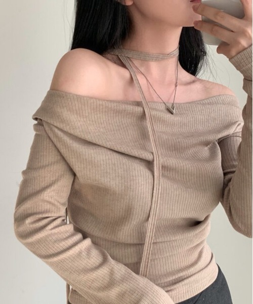 Silly（シリー）の「【韓国ファッション◎】オフショルダースリムニット（ニット/セーター・レディース・グレー/アイボリー/ブラック/レッド・FREE）」の11枚目の写真