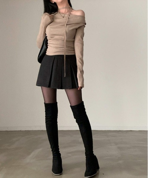 Silly（シリー）の「【韓国ファッション◎】オフショルダースリムニット（ニット/セーター・レディース・グレー/アイボリー/ブラック/レッド・FREE）」の6枚目の写真