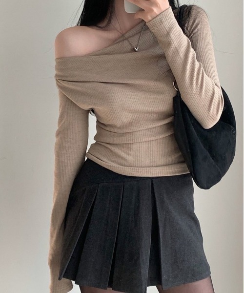 Silly（シリー）の「【韓国ファッション◎】オフショルダースリムニット（ニット/セーター・レディース・グレー/アイボリー/ブラック/レッド・FREE）」の9枚目の写真