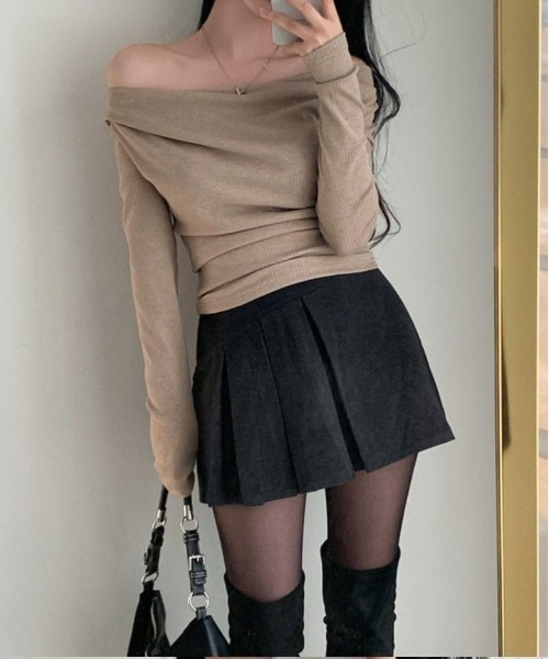 Silly（シリー）の「【韓国ファッション◎】オフショルダースリムニット（ニット/セーター・レディース・グレー/アイボリー/ブラック/レッド・FREE）」の8枚目の写真