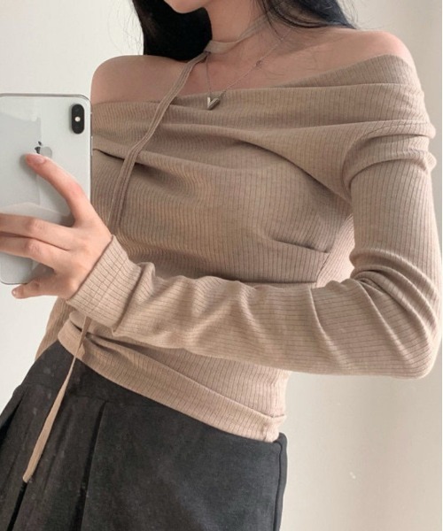 Silly（シリー）の「【韓国ファッション◎】オフショルダースリムニット（ニット/セーター・レディース・グレー/アイボリー/ブラック/レッド・FREE）」の10枚目の写真