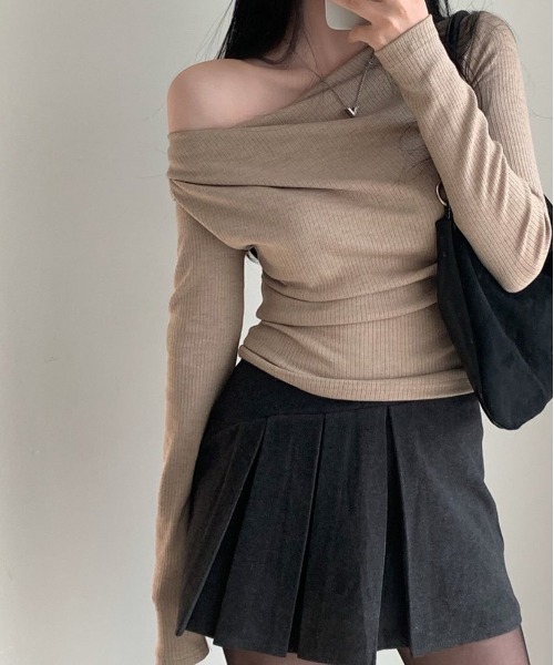 Silly（シリー）の「【韓国ファッション◎】オフショルダースリムニット（ニット/セーター・レディース・グレー/アイボリー/ブラック/レッド・FREE）」の5枚目の写真